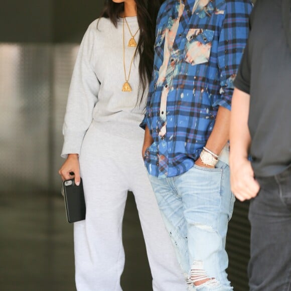 Kim Kardashian, Kourtney Kardashian et Jonathan Cheban attendent Mason Disick (fils de Kourtney et Scott Disick) à la sortie de son cours d'art à Calabasas. Le 6 juin 2017.