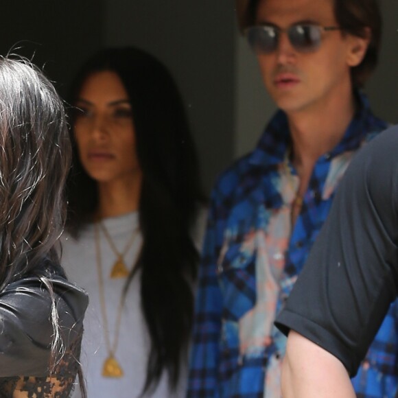 Kim Kardashian, Kourtney Kardashian et Jonathan Cheban attendent Mason Disick (fils de Kourtney et Scott Disick) à la sortie de son cours d'art à Calabasas. Le 6 juin 2017.