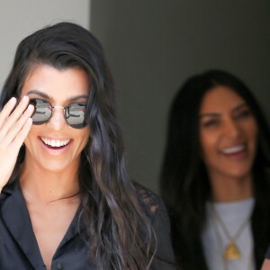 Kim Kardashian, Kourtney Kardashian et Jonathan Cheban attendent Mason Disick (fils de Kourtney et Scott Disick) à la sortie de son cours d'art à Calabasas. Le 6 juin 2017.