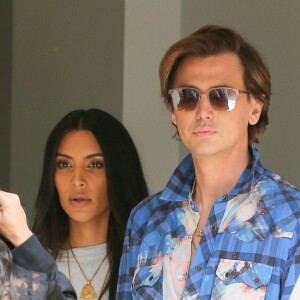 Kim Kardashian, Kourtney Kardashian et Jonathan Cheban attendent Mason Disick (fils de Kourtney et Scott Disick) à la sortie de son cours d'art à Calabasas. Le 6 juin 2017.