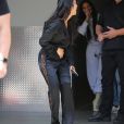 Kim Kardashian, Kourtney Kardashian et Jonathan Cheban attendent Mason Disick (fils de Kourtney et Scott Disick) à la sortie de son cours d'art à Calabasas. Le 6 juin 2017.