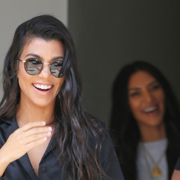 Kim Kardashian, Kourtney Kardashian et Jonathan Cheban attendent Mason Disick (fils de Kourtney et Scott Disick) à la sortie de son cours d'art à Calabasas. Le 6 juin 2017.