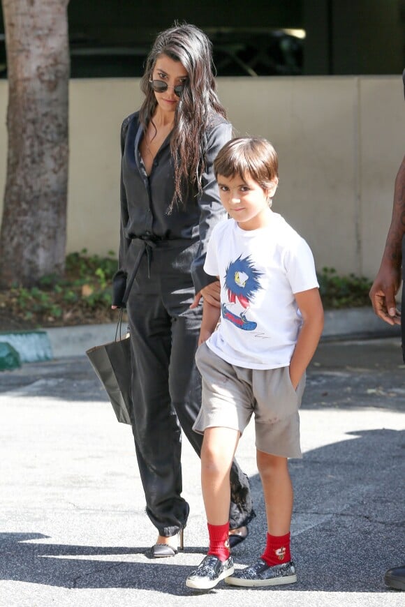 Kourtney Kardashian accompagne son fils Mason à son cours d'art à Calabasas, le 6 juin 2017.