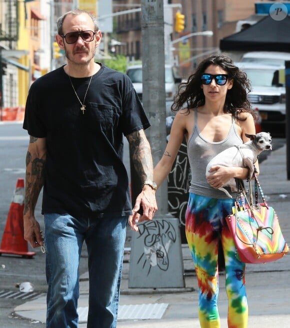 Le célèbre photographe Terry Richardson et sa compagne Alexandra Bolotow se promènent dans les rues de New York le 19 juin 2015