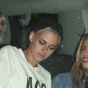 Stella Maxwell et Kristen Stewart à la sortie du défilé de mode Moschino à Los Angeles, le 8 juin 2017.