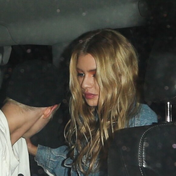 Stella Maxwell et Kristen Stewart à la sortie du défilé de mode Moschino à Los Angeles, le 8 juin 2017.