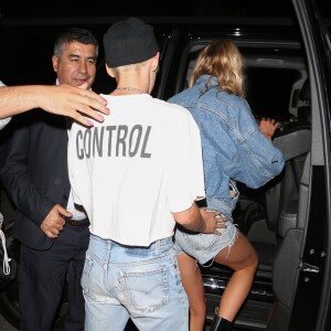 Stella Maxwell et Kristen Stewart à la sortie du défilé de mode Moschino à Los Angeles, le 8 juin 2017.