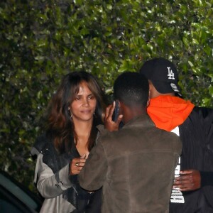 Exclusif - Halle Berry sort d'une soirée d'anniversaire organisée au restaurant Cecconi's à Los Angeles, le 8 juin 2017.