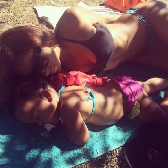 Samantha en bikini avec sa petite Peyton, née de son union avec Anthony Martial.