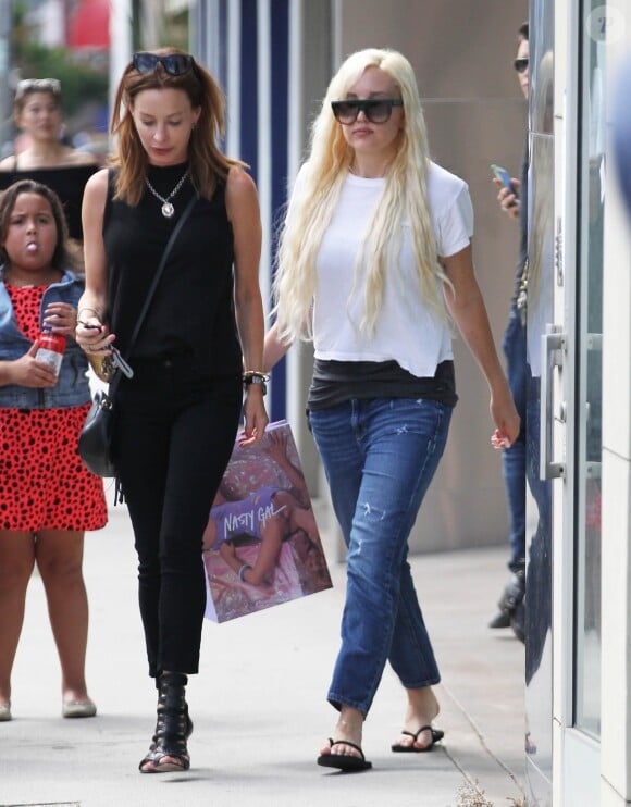 Amanda Bynes fait du shopping avec une amie à West Hollywood, le 25 août 2015.