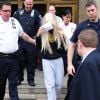 Amanda Bynes, une perruque sur la tete, sort du tribunal de Manhattan apres avoir ete arretee pour detention de drogues (marijuana), le 24 mai 2013