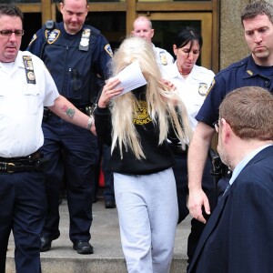Amanda Bynes, une perruque sur la tete, sort du tribunal de Manhattan apres avoir ete arretee pour detention de drogues (marijuana), le 24 mai 2013