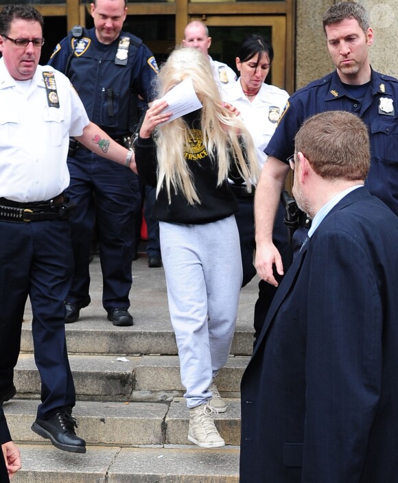 Amanda Bynes, une perruque sur la tete, sort du tribunal de Manhattan apres avoir ete arretee pour detention de drogues (marijuana), le 24 mai 2013