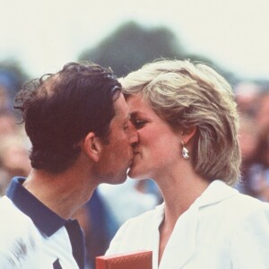 Archives - Le Prince Charles embrasse Lady Diana après un match de polo