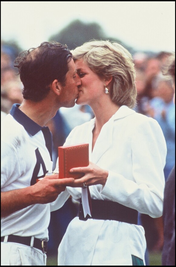 Archives - Le Prince Charles embrasse Lady Diana après un match de polo