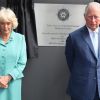 Le prince Charles et Camilla Parker Bowles, duchesse de Cornouailles, lors de l'inauguration du "Memorial Garden" à Belfast, à l'occasion de leur deuxième journée en Irlande du Nord. Le 10 mai 2017