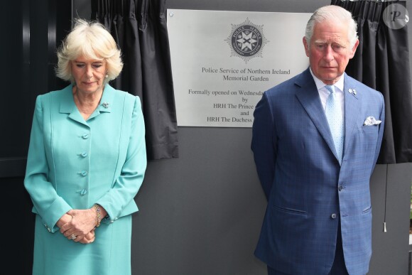 Le prince Charles et Camilla Parker Bowles, duchesse de Cornouailles, lors de l'inauguration du "Memorial Garden" à Belfast, à l'occasion de leur deuxième journée en Irlande du Nord. Le 10 mai 2017