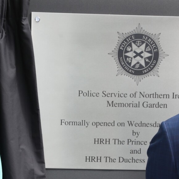 Le prince Charles et Camilla Parker Bowles, duchesse de Cornouailles, lors de l'inauguration du "Memorial Garden" à Belfast, à l'occasion de leur deuxième journée en Irlande du Nord. Le 10 mai 2017