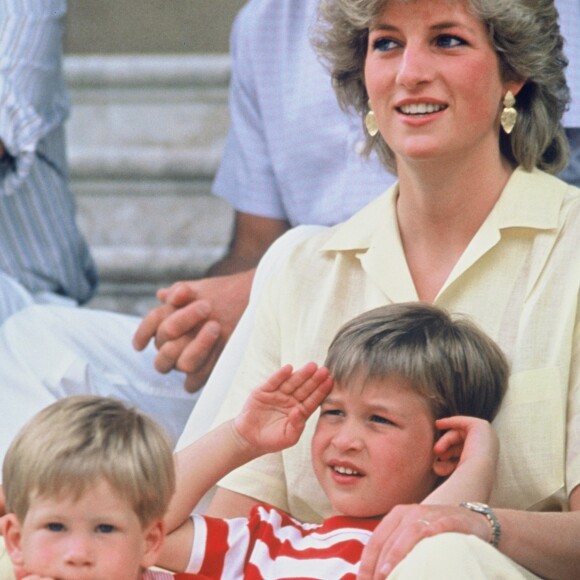 Archives - Lady Diana avec ses fils Harry et William en vacances à Palma de Majorque, en 1987