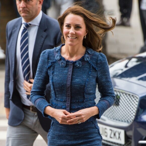 Kate Middleton, duchesse de Cambridge, rencontre le personnel du Kings College Hospital qui est intervenu après les attentats de Londres le 12 juin 2017.