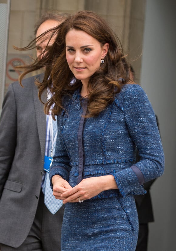 Kate Middleton, duchesse de Cambridge, rencontre le personnel du Kings College Hospital qui est intervenu après les attentats de Londres le 12 juin 2017.