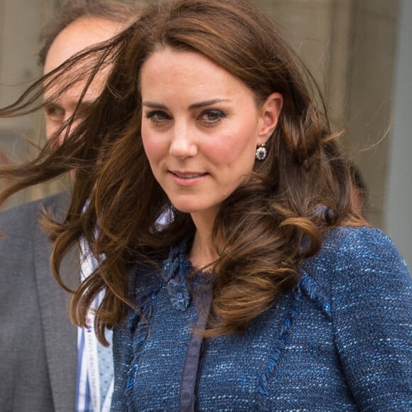 Kate Middleton, duchesse de Cambridge, rencontre le personnel du Kings College Hospital qui est intervenu après les attentats de Londres le 12 juin 2017.