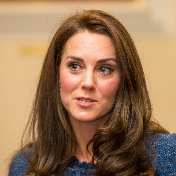 Kate Middleton, duchesse de Cambridge, rencontre le personnel du Kings College Hospital qui est intervenu après les attentats de Londres le 12 juin 2017.