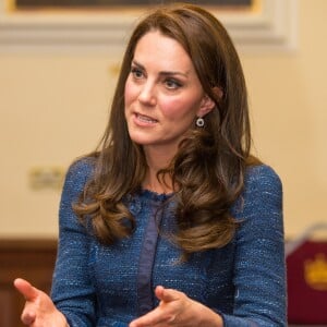 Kate Middleton, duchesse de Cambridge, rencontre le personnel du Kings College Hospital qui est intervenu après les attentats de Londres le 12 juin 2017.