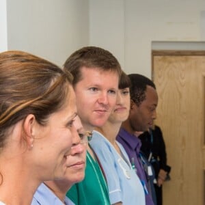 Kate Middleton, duchesse de Cambridge, rencontre le personnel du Kings College Hospital qui est intervenu après les attentats de Londres le 12 juin 2017.