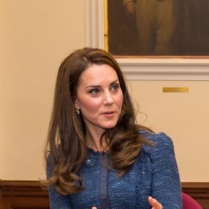 Kate Middleton, duchesse de Cambridge, rencontre le personnel du Kings College Hospital qui est intervenu après les attentats de Londres le 12 juin 2017.