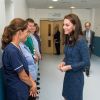 Kate Middleton, duchesse de Cambridge, rencontre le personnel du Kings College Hospital qui est intervenu après les attentats de Londres le 12 juin 2017.