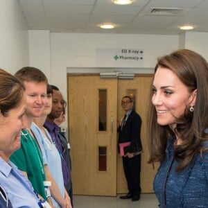 Kate Middleton, duchesse de Cambridge, rencontre le personnel du Kings College Hospital qui est intervenu après les attentats de Londres le 12 juin 2017.