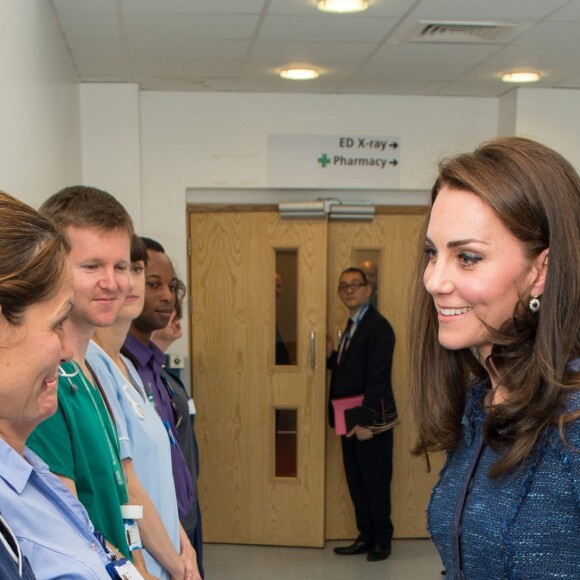 Kate Middleton, duchesse de Cambridge, rencontre le personnel du Kings College Hospital qui est intervenu après les attentats de Londres le 12 juin 2017.