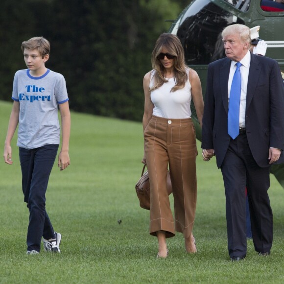 Le président des Etats-Unis Donald Trump, sa femme Melania et leur fils Barron, accompagnés des parents de Melania, Viktor and Amalija Knavs, sont de retour à la Maison Blanche à Washington, après un voyage dans le New Jersey, le 11 juin 2017.