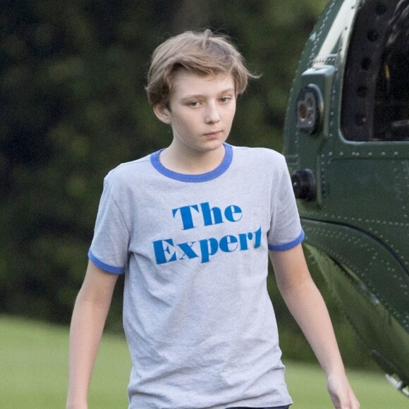 Le président des Etats-Unis Donald Trump, sa femme Melania et leur fils Barron, accompagnés des parents de Melania, Viktor and Amalija Knavs, sont de retour à la Maison Blanche à Washington, après un voyage dans le New Jersey, le 11 juin 2017.