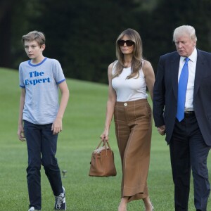 Le président des Etats-Unis Donald Trump, sa femme Melania et leur fils Barron, accompagnés des parents de Melania, Viktor and Amalija Knavs, sont de retour à la Maison Blanche à Washington, après un voyage dans le New Jersey, le 11 juin 2017.