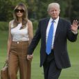 Le président des Etats-Unis Donald Trump, sa femme Melania et leur fils Barron, accompagnés des parents de Melania, Viktor and Amalija Knavs, sont de retour à la Maison Blanche à Washington, après un voyage dans le New Jersey, le 11 juin 2017.