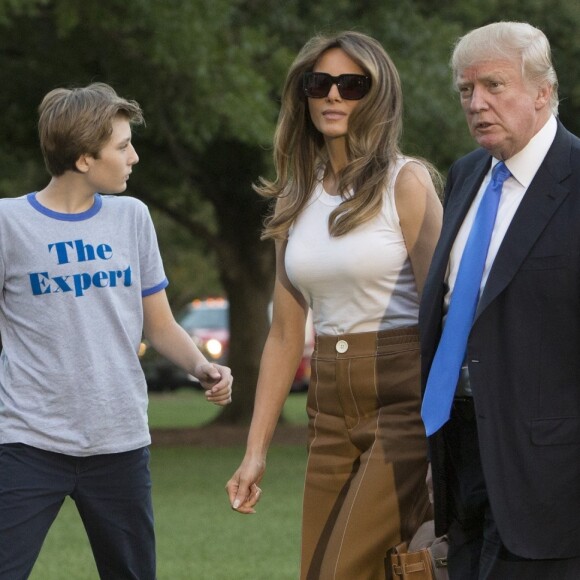 Le président des Etats-Unis Donald Trump, sa femme Melania et leur fils Barron, accompagnés des parents de Melania, Viktor and Amalija Knavs, sont de retour à la Maison Blanche à Washington, après un voyage dans le New Jersey, le 11 juin 2017.