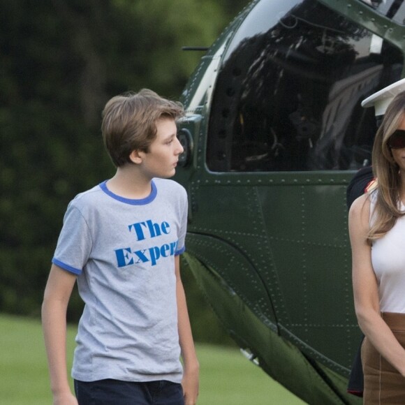 Le président des Etats-Unis Donald Trump, sa femme Melania et leur fils Barron, accompagnés des parents de Melania, Viktor and Amalija Knavs, sont de retour à la Maison Blanche à Washington, après un voyage dans le New Jersey, le 11 juin 2017.