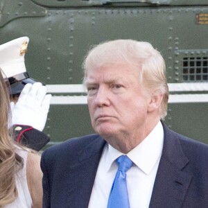 Le président des Etats-Unis Donald Trump, sa femme Melania et leur fils Barron, accompagnés des parents de Melania, Viktor and Amalija Knavs, sont de retour à la Maison Blanche à Washington, après un voyage dans le New Jersey, le 11 juin 2017.