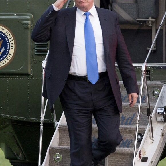 Le président des Etats-Unis Donald Trump, sa femme Melania et leur fils Barron, accompagnés des parents de Melania, Viktor and Amalija Knavs, sont de retour à la Maison Blanche à Washington, après un voyage dans le New Jersey, le 11 juin 2017.