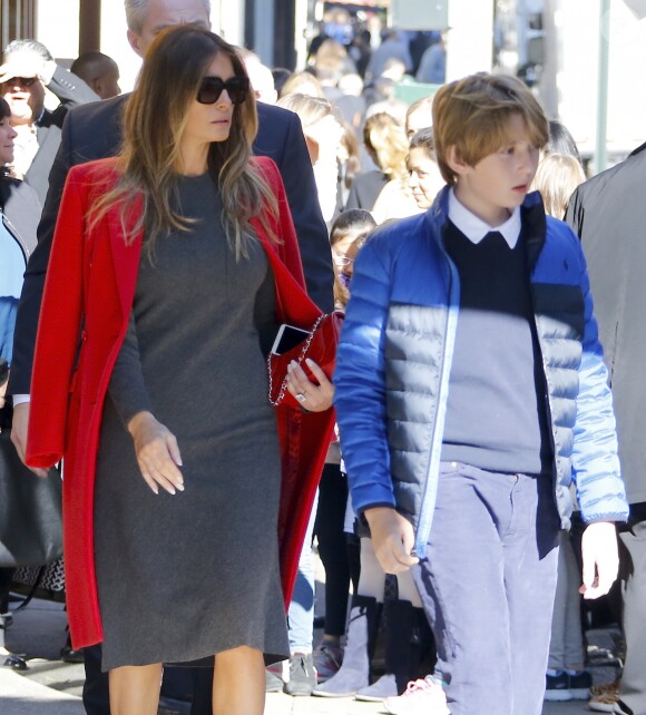 La femme de Donald Trump, Melania Trump et son fils Barron Trump vont déjeuner au restaurant Serafina à New York, le 17 novembre 2016. Barron Trump porte des tennis New Balance
