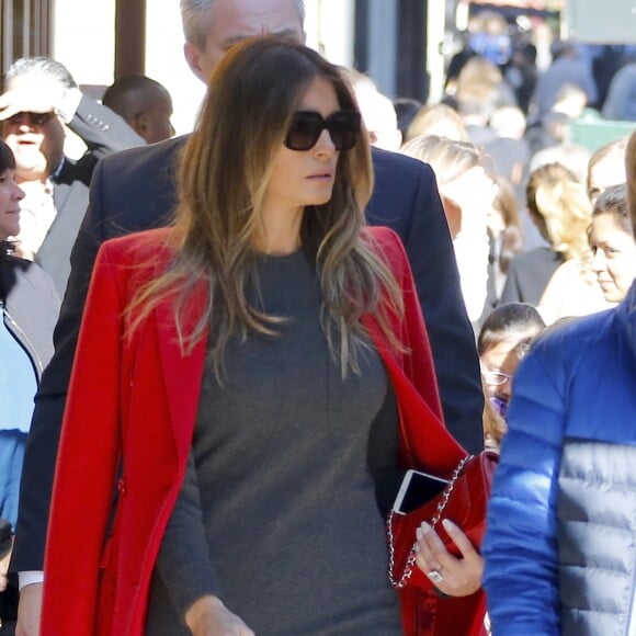 La femme de Donald Trump, Melania Trump et son fils Barron Trump vont déjeuner au restaurant Serafina à New York, le 17 novembre 2016. Barron Trump porte des tennis New Balance