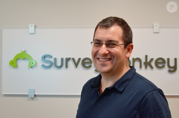 David Goldberg pose devant le logo de SurveyMonkey, à Palo Alto, le 18 août 2013.