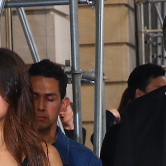 Selena Gomez, habillée en noir et blanc, arrive au siège de Music Choice à New York le 5 juin 2017.