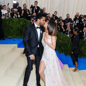 The Weeknd (Abel Tesfaye) et sa compagne Selena Gomez - Photocall du MET 2017 Costume Institute Gala sur le thème de "Rei Kawakubo/Comme des Garçons: Art Of The In-Between" à New York. Le 1er mai 2017 © Christopher Smith / Zuma Press / Bestimage