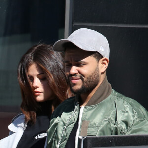 Exclusif - Selena Gomez se promène avec son compagnon The Weeknd dans les rues de Toronto. Les amoureux logent au même endroit où Selena est restée avec son ex J.Bieber lors de sa dernière visite! Le 18 mars 2017 © CPA/Bestimage
