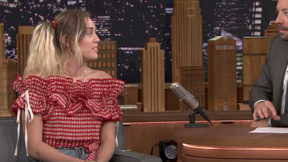 Miley Cyrus parle de son addiction pour la marijuana dans l'émission The Tonight Show de Jimmy Fallon sur SNL, ce mercredi 14 juin.