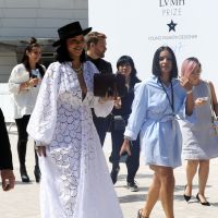 Rihanna mutine et sexy : Le décolleté de sa robe transparente fait des ravages