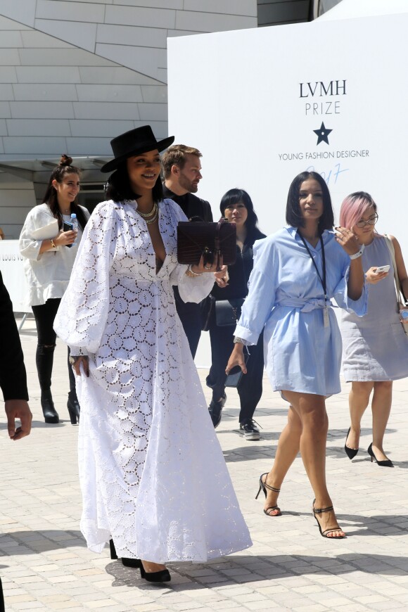 La chanteuse Rihanna assiste à la remise des prix LVMH Prize Young Fashion Designer 2017 à la Fondation Vuitton à Paris le 16 juin 2017.  Rihanna attends LVMH Prize Young Fashion Designer 2017 at Louis Vuitton Foundation in Paris on june 16th 201716/06/2017 - Paris
